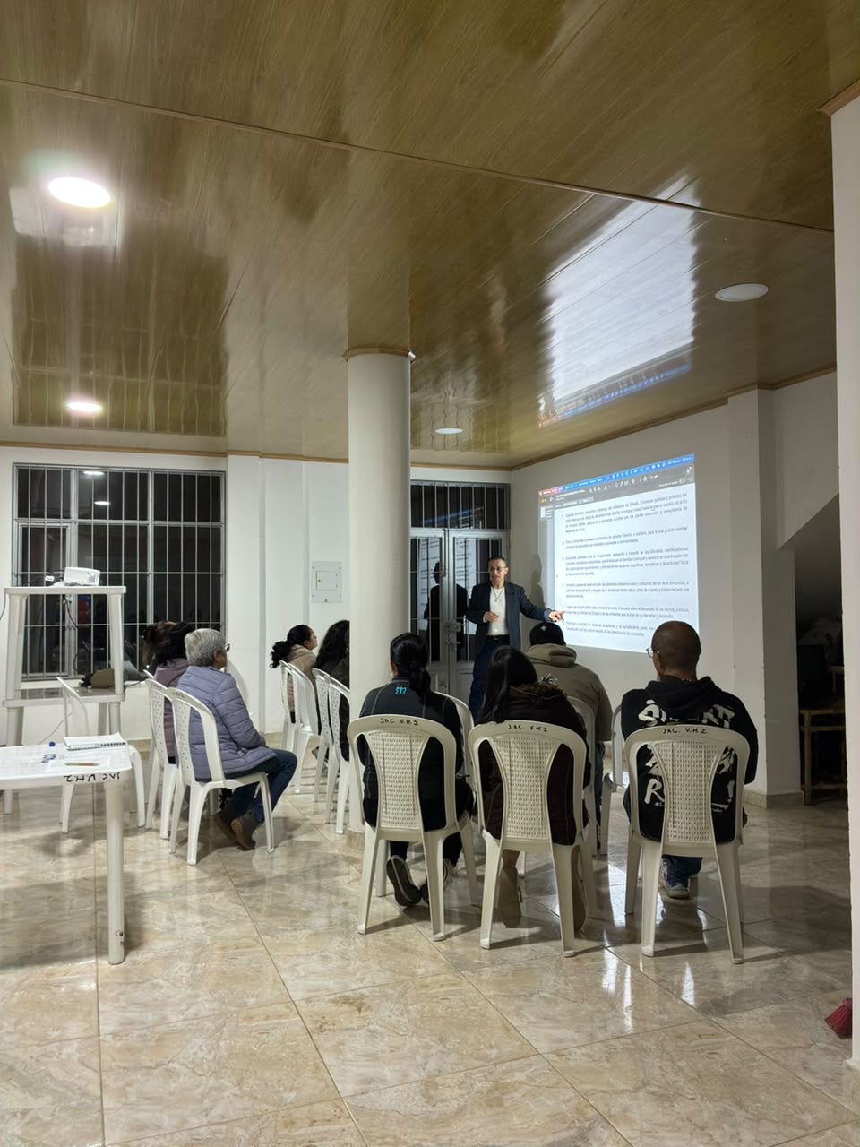 La Junta Directiva de Vivir Mejor II en una sesión de trabajo con la comunidad